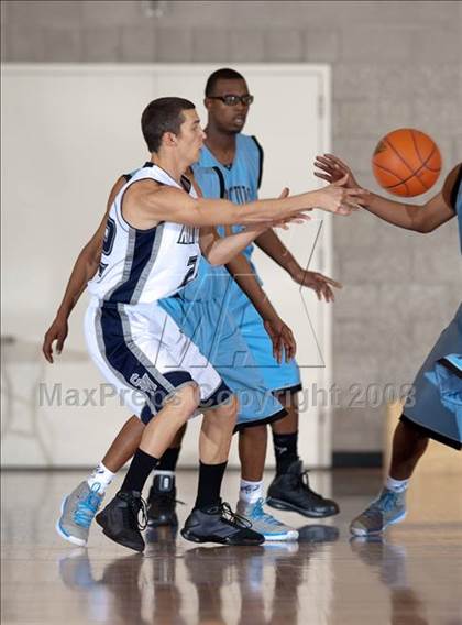 Thumbnail 2 in San Marcos vs. Hercules (MaxPreps Holiday Classic) photogallery.