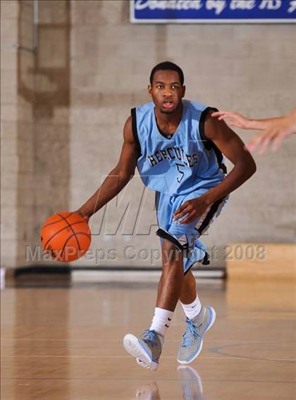 Thumbnail 3 in San Marcos vs. Hercules (MaxPreps Holiday Classic) photogallery.