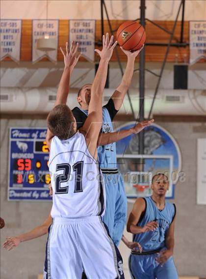 Thumbnail 2 in San Marcos vs. Hercules (MaxPreps Holiday Classic) photogallery.