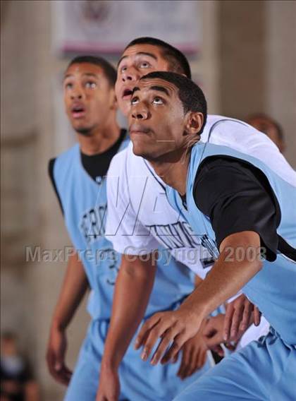 Thumbnail 2 in San Marcos vs. Hercules (MaxPreps Holiday Classic) photogallery.