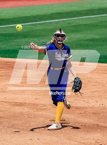 Thumbnail 2 in Hermleigh vs. Dodd City (UIL 1A Semifinal) photogallery.