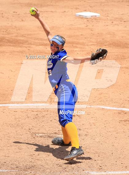 Thumbnail 2 in Hermleigh vs. Dodd City (UIL 1A Semifinal) photogallery.