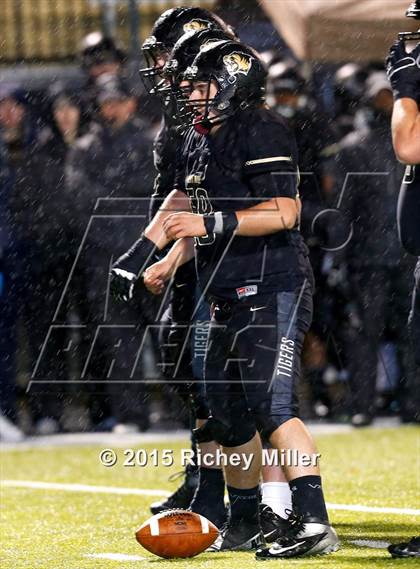Thumbnail 2 in Bentonville vs. Fayetteville (AAA 7A Semifinal) photogallery.