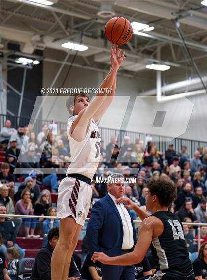 Thumbnail 3 in Howe vs. Whitesboro (UIL 3A Area Playoff) photogallery.
