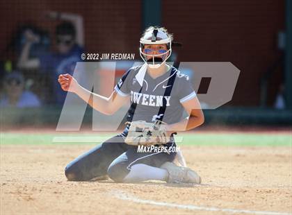 Thumbnail 3 in Bullard vs. Sweeny (UIL 4A Softball Semifinal) photogallery.