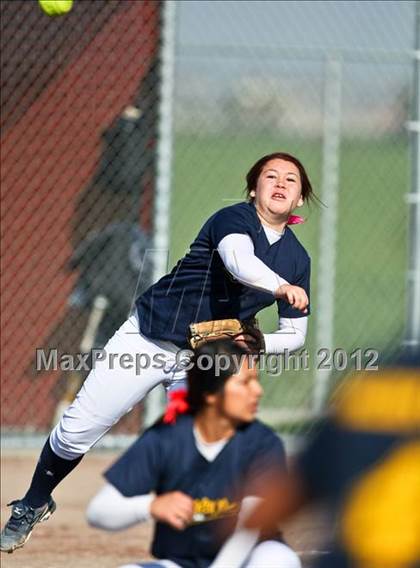 Thumbnail 2 in Highland vs Golden Valley (Mira Monte Invitational) photogallery.