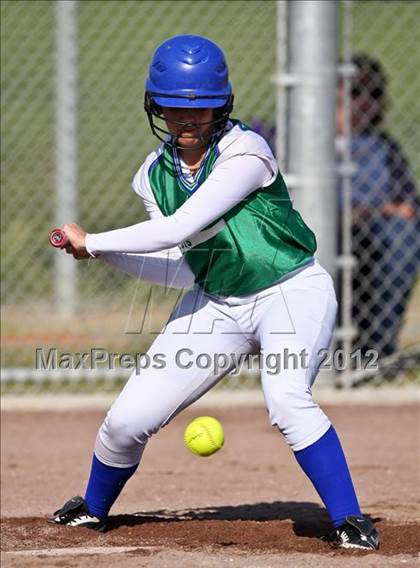 Thumbnail 2 in Highland vs Golden Valley (Mira Monte Invitational) photogallery.