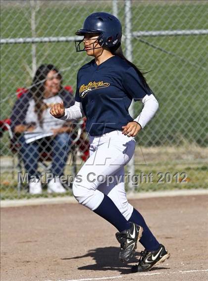 Thumbnail 2 in Highland vs Golden Valley (Mira Monte Invitational) photogallery.