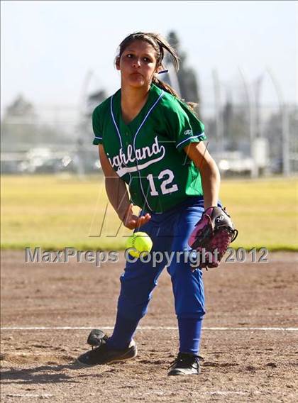 Thumbnail 3 in Highland vs Golden Valley (Mira Monte Invitational) photogallery.