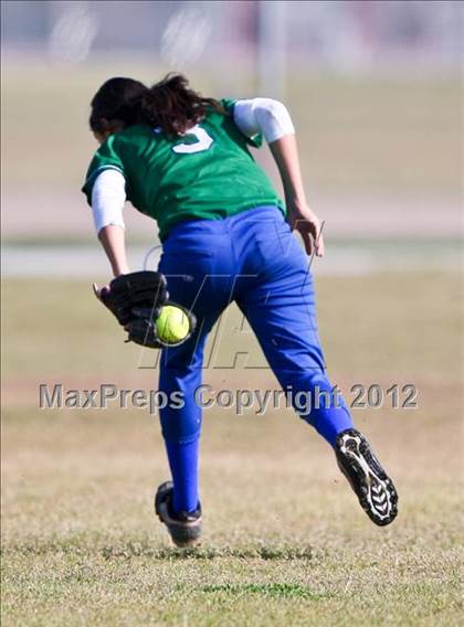 Thumbnail 2 in Highland vs Golden Valley (Mira Monte Invitational) photogallery.