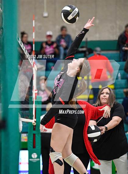 Thumbnail 1 in Three Rivers vs Schulenburg (UIL 2A Region 4 Semifinal Playoff) photogallery.