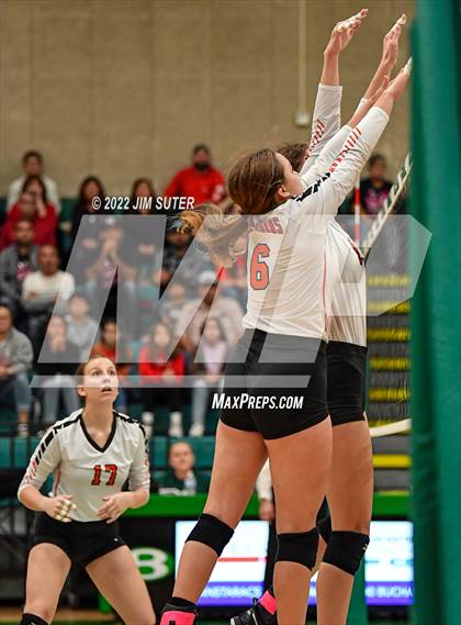 Thumbnail 2 in Three Rivers vs Schulenburg (UIL 2A Region 4 Semifinal Playoff) photogallery.