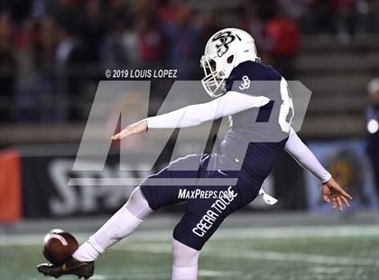 Thumbnail 2 in Mater Dei vs. St. John Bosco (CIF SS DIV 1 Championship Final) photogallery.