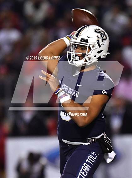 Thumbnail 1 in Mater Dei vs. St. John Bosco (CIF SS DIV 1 Championship Final) photogallery.