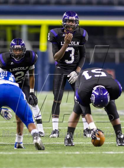 Thumbnail 3 in Lincoln vs. Frisco (UIL 4A Area Playoff) photogallery.