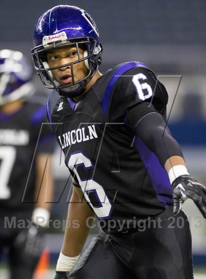 Thumbnail 2 in Lincoln vs. Frisco (UIL 4A Area Playoff) photogallery.