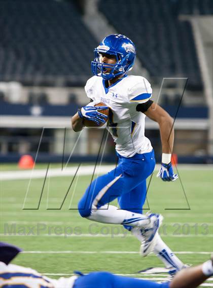 Thumbnail 2 in Lincoln vs. Frisco (UIL 4A Area Playoff) photogallery.
