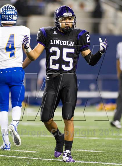 Thumbnail 3 in Lincoln vs. Frisco (UIL 4A Area Playoff) photogallery.