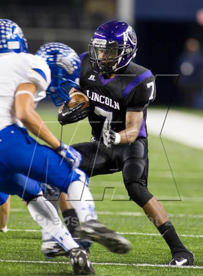 Thumbnail 3 in Lincoln vs. Frisco (UIL 4A Area Playoff) photogallery.