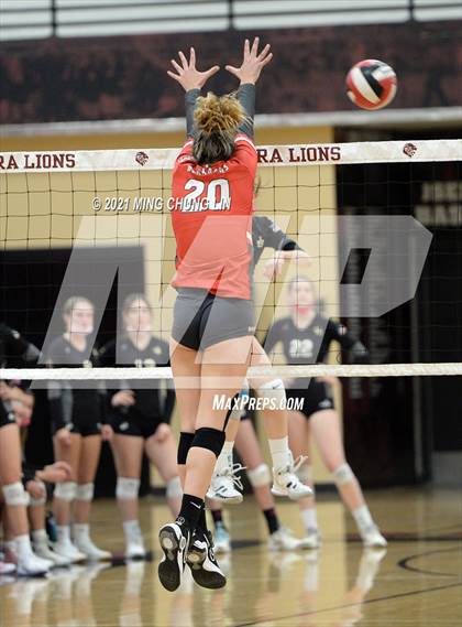 Thumbnail 2 in Mater Dei @ JSerra Catholic photogallery.