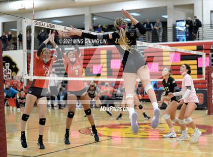 Thumbnail 1 in Mater Dei @ JSerra Catholic photogallery.