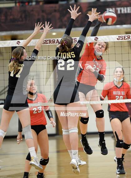 Thumbnail 3 in Mater Dei @ JSerra Catholic photogallery.