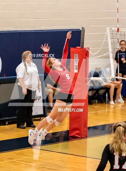 Thumbnail 3 in Carrollwood Day vs. Land O' Lakes (Bishop McLaughlin JV Tournament) photogallery.