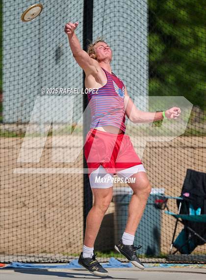 Thumbnail 2 in UIL 6A Track & Field Area 13&14 (Discus) photogallery.