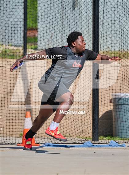 Thumbnail 2 in UIL 6A Track & Field Area 13&14 (Discus) photogallery.