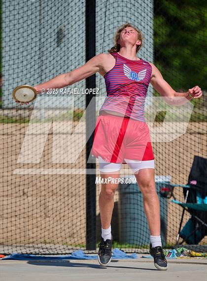 Thumbnail 3 in UIL 6A Track & Field Area 13&14 (Discus) photogallery.