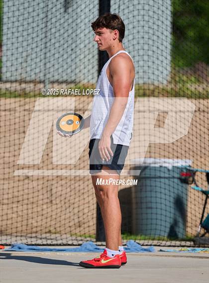 Thumbnail 2 in UIL 6A Track & Field Area 13&14 (Discus) photogallery.