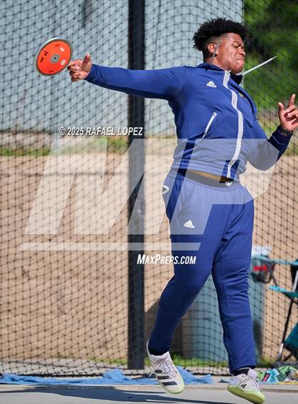 Thumbnail 2 in UIL 6A Track & Field Area 13&14 (Discus) photogallery.