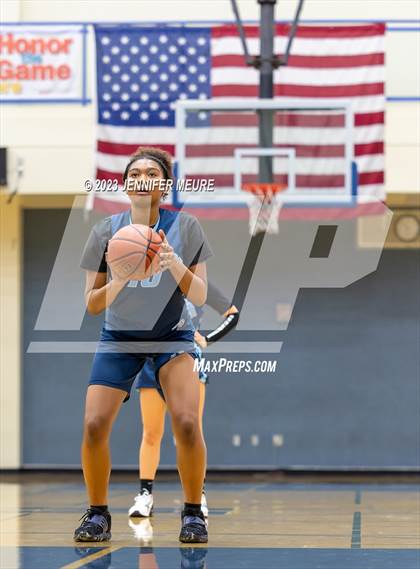 Thumbnail 2 in JV: Lowell vs. Valley Christian (Newark Optimist Club Holiday Classic) photogallery.