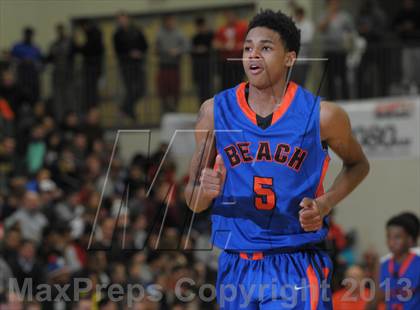 Thumbnail 3 in Whitney Young vs. Rainier Beach (Les Schwab Invitational) photogallery.