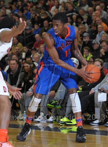Thumbnail 3 in Whitney Young vs. Rainier Beach (Les Schwab Invitational) photogallery.