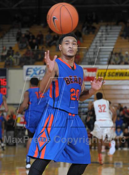 Thumbnail 3 in Whitney Young vs. Rainier Beach (Les Schwab Invitational) photogallery.