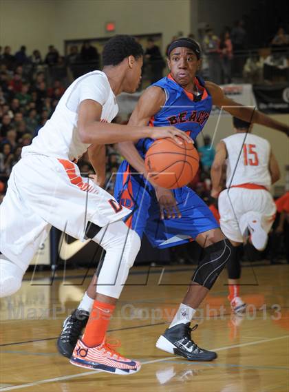 Thumbnail 1 in Whitney Young vs. Rainier Beach (Les Schwab Invitational) photogallery.