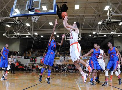 Thumbnail 2 in Whitney Young vs. Rainier Beach (Les Schwab Invitational) photogallery.