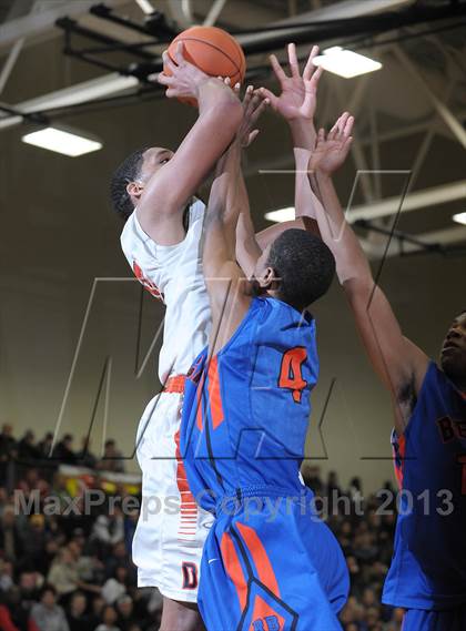 Thumbnail 2 in Whitney Young vs. Rainier Beach (Les Schwab Invitational) photogallery.