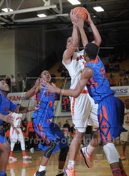 Thumbnail 1 in Whitney Young vs. Rainier Beach (Les Schwab Invitational) photogallery.