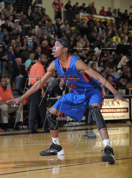 Thumbnail 3 in Whitney Young vs. Rainier Beach (Les Schwab Invitational) photogallery.