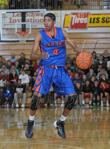 Thumbnail 3 in Whitney Young vs. Rainier Beach (Les Schwab Invitational) photogallery.