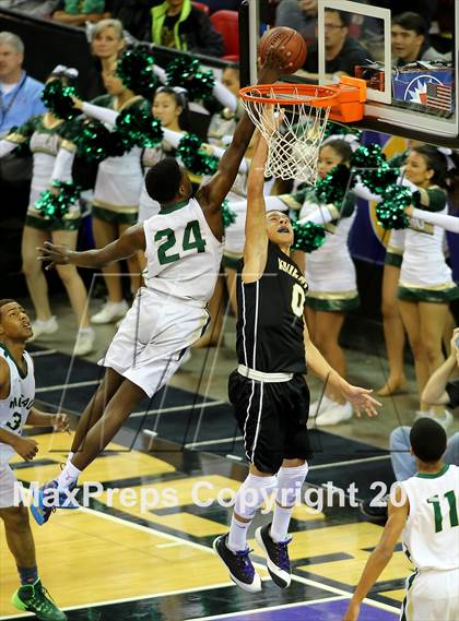 Thumbnail 3 in Moreau Catholic vs Bishop Montgomery (CIF State D4 Final) photogallery.