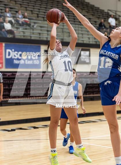 Thumbnail 2 in Johnson vs MacArthur [Douglas] photogallery.