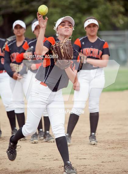 Thumbnail 1 in Lincoln vs Franklin photogallery.