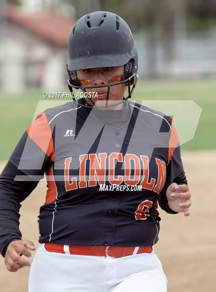 Thumbnail 1 in Lincoln vs Franklin photogallery.