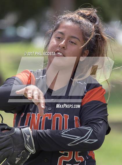 Thumbnail 1 in Lincoln vs Franklin photogallery.