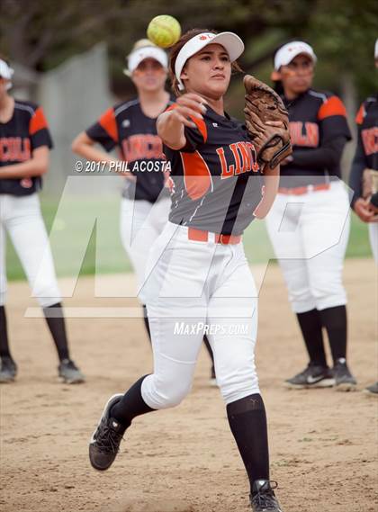 Thumbnail 2 in Lincoln vs Franklin photogallery.