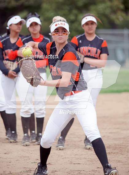 Thumbnail 2 in Lincoln vs Franklin photogallery.