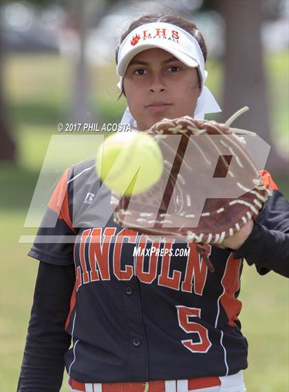 Thumbnail 2 in Lincoln vs Franklin photogallery.